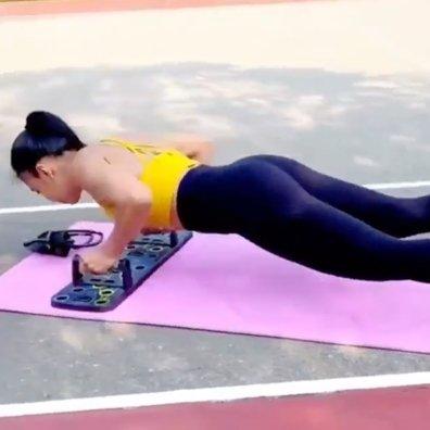 Multifunctional push-up board for a complete workout