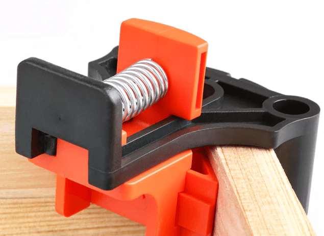 Corner clamps for wood
